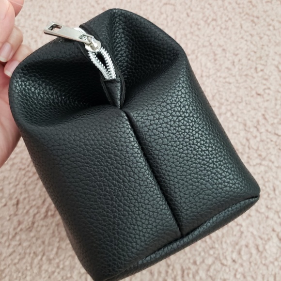 NWT Macy's Black Dopp Kit Toiletries Travel Bag with Top Detail and Zipper - Picture 8 of 16